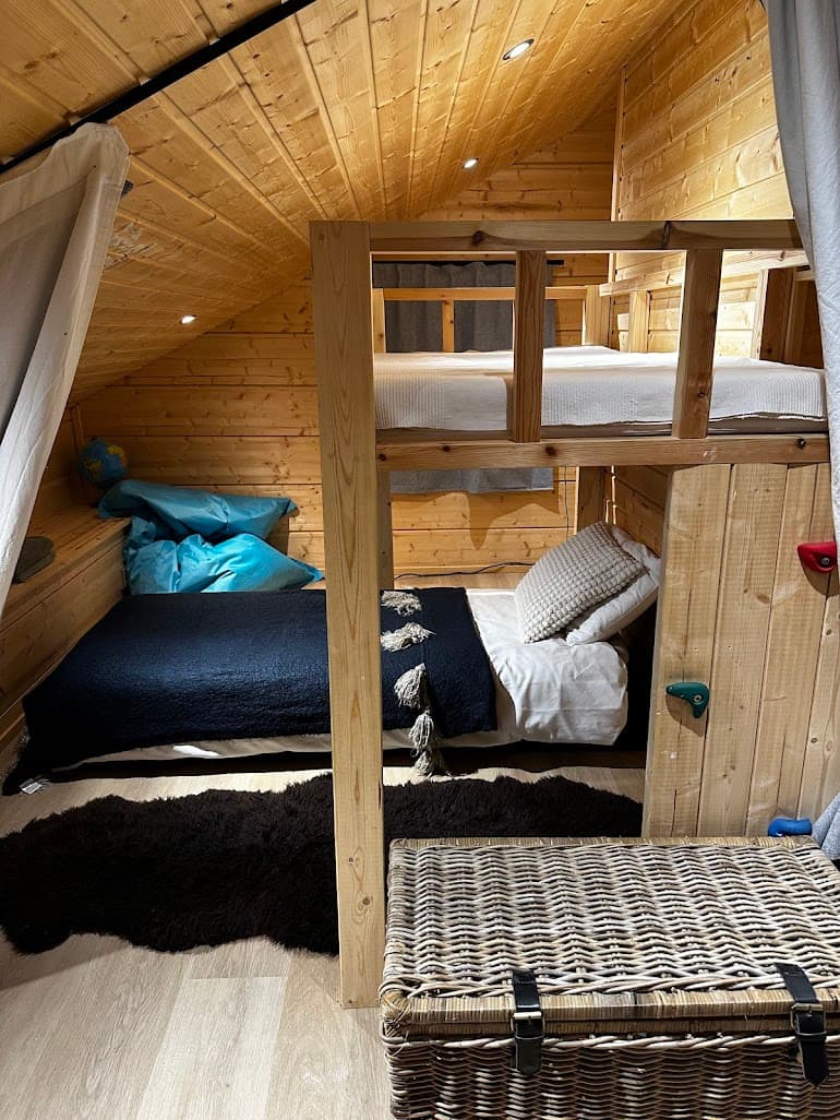Third bedroom at Snow & Pine log cabin, Levi